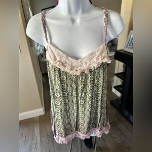 Buckle flow tank